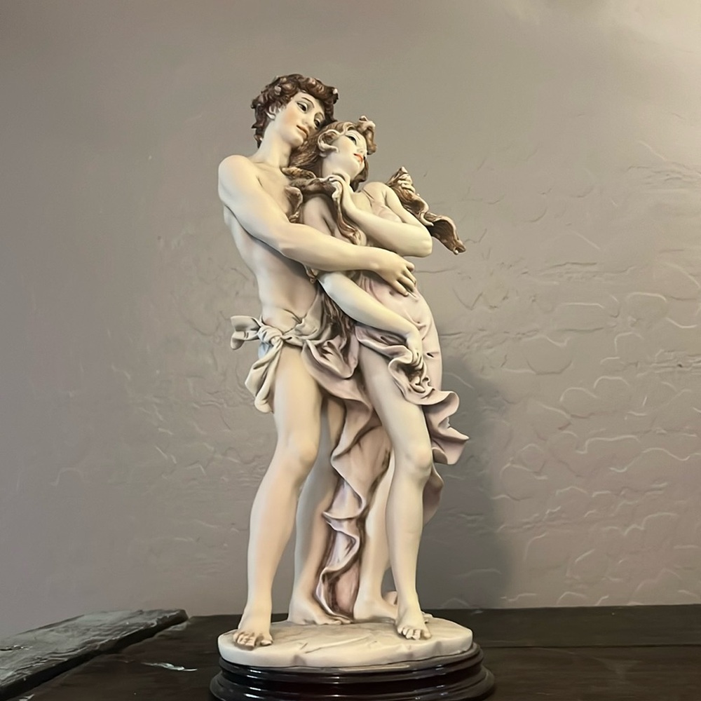 Giuseppe Armani lovers statue